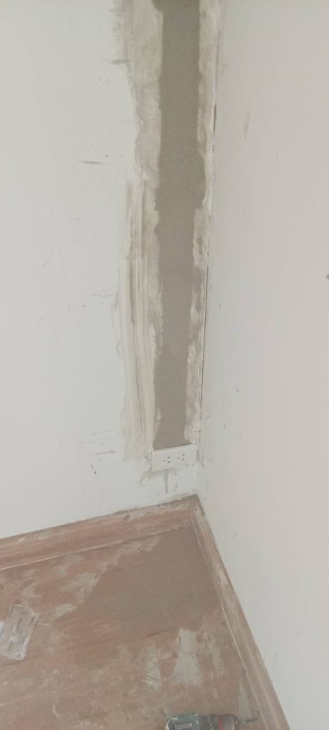 กรีดผนังฝังท่อสายไฟ