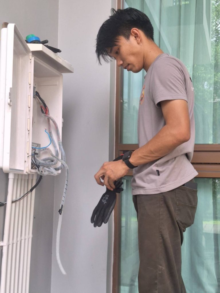 ช่างไฟฟ้าติดตั้งระบบไฟ