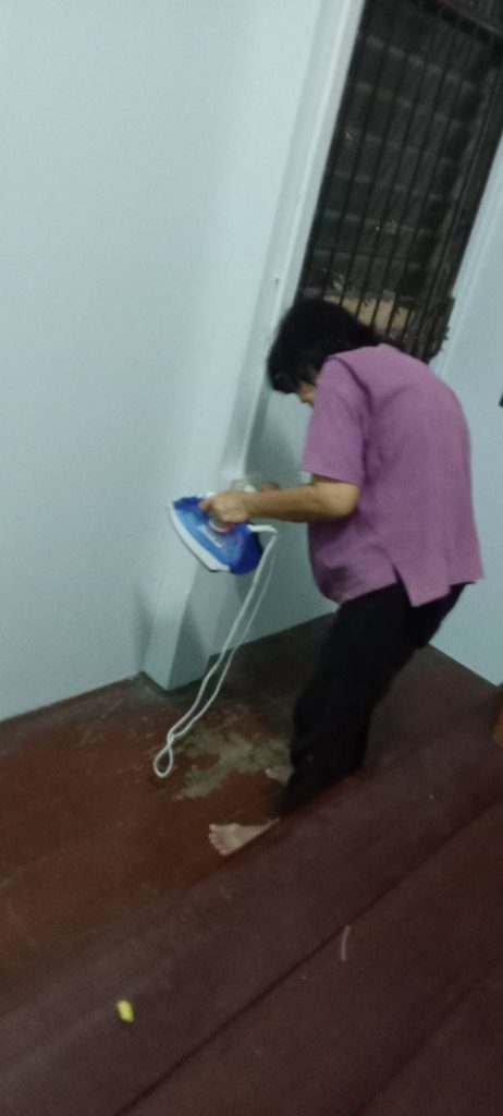 ลูกค้าทดสอบปลั๊กไฟหลังการติดตั้ง