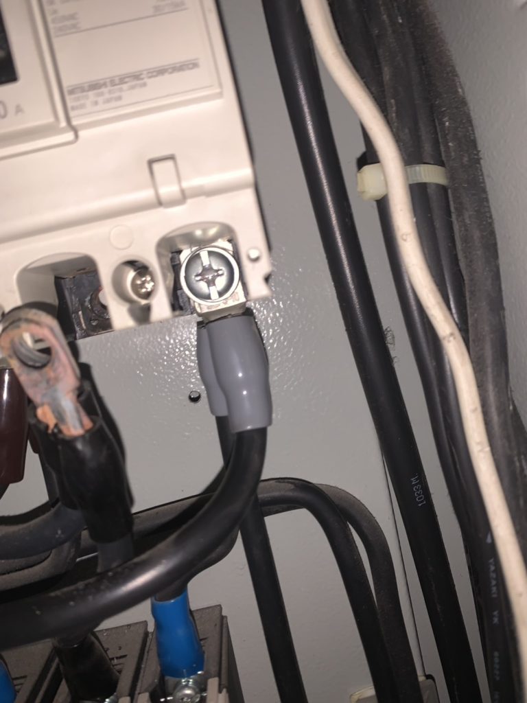 ขั้วสายเมนมีสนิมเกาะ