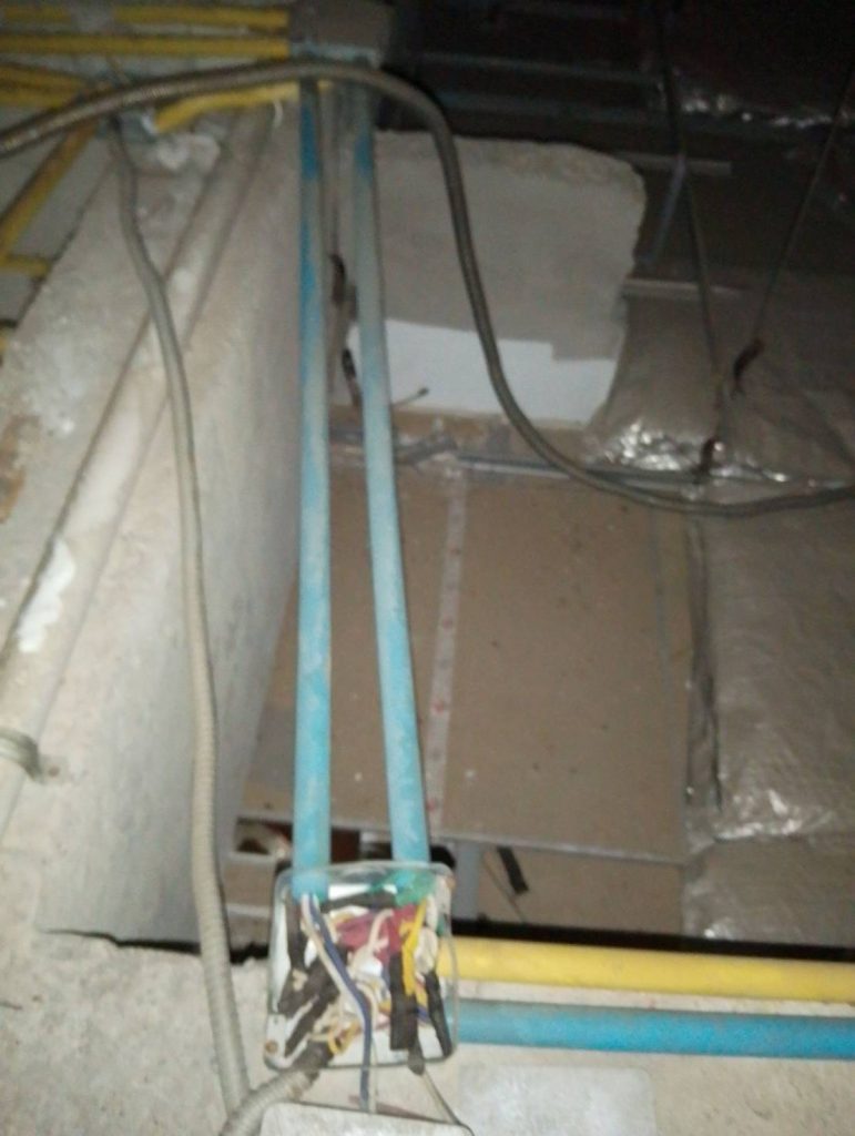 แนวท่อสายไฟและกล่องพักสายบนฝ้า