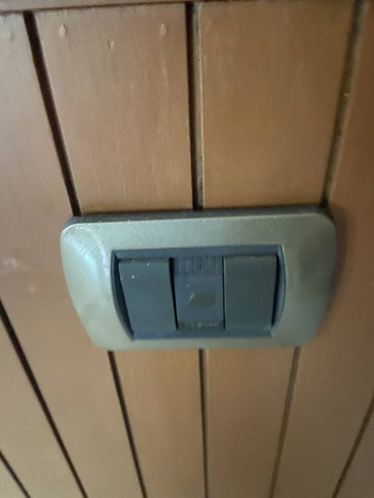 เปลี่ยนสวิตซ์ไฟใหม่