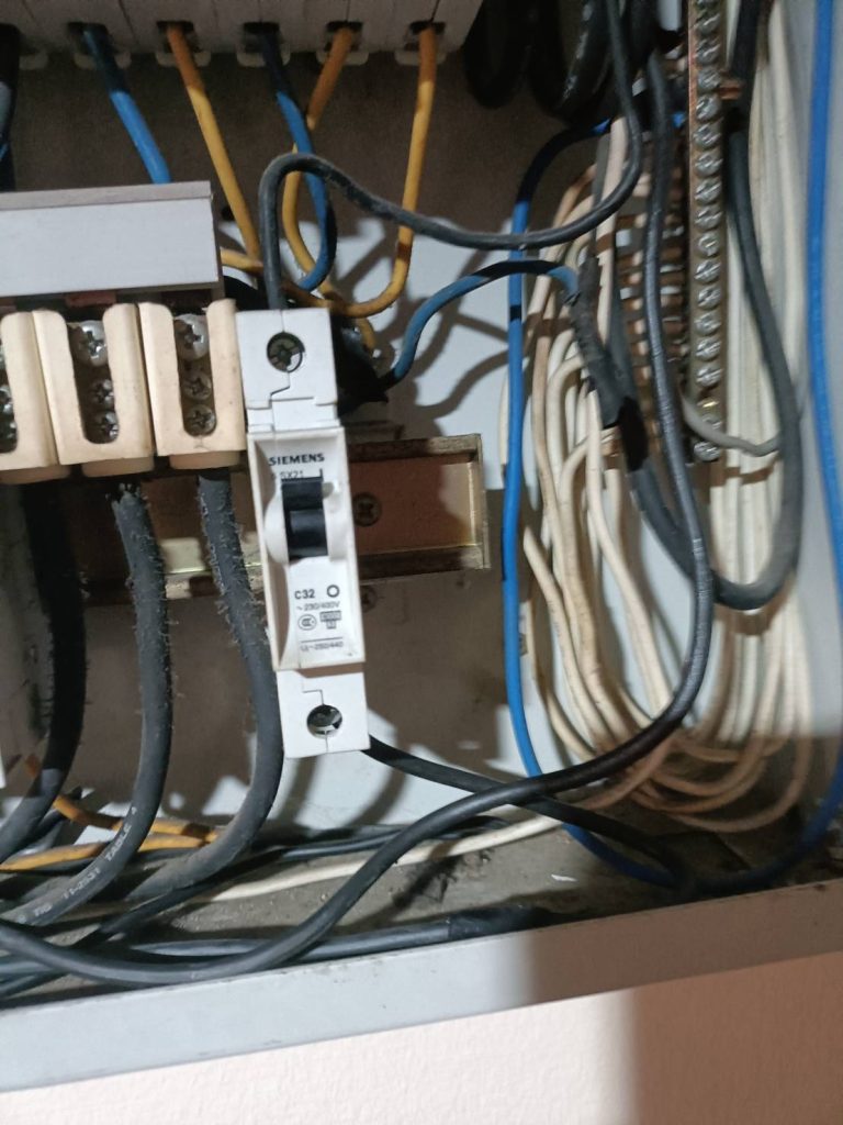 เบรกเกอร์ในตู้โหลด