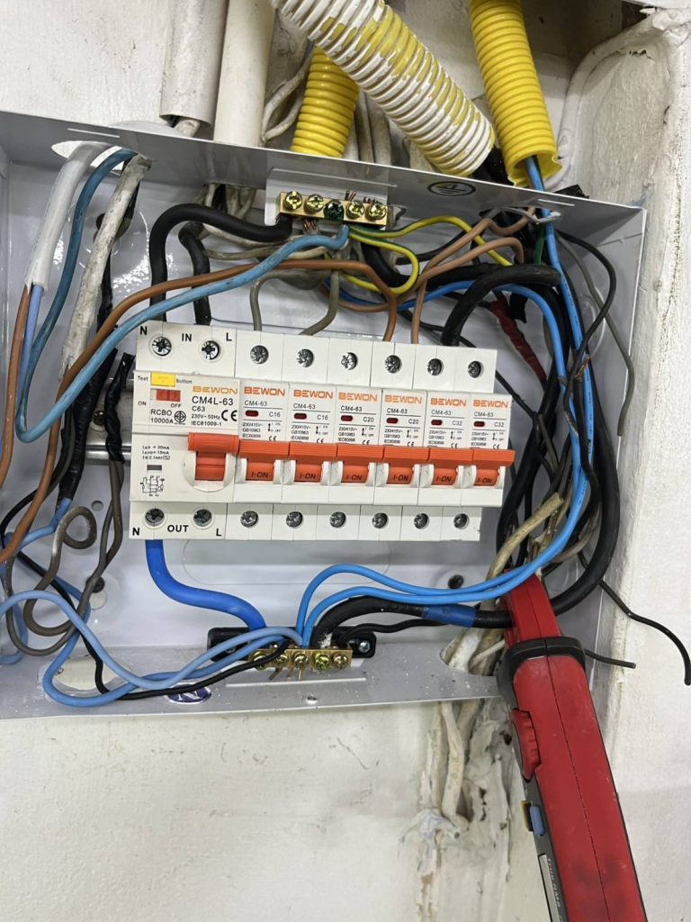 เบรกเกอร์ในตู้คอนซูมเมอร์