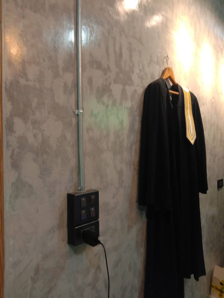 สวิตช์ไฟและแนวท่อสายไฟ