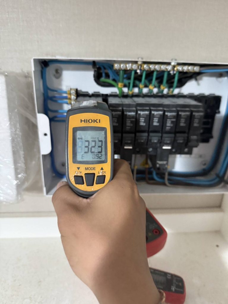 วัดความร้อนเมนเบรกเกอร์ในตู้คอนซูมเมอร์