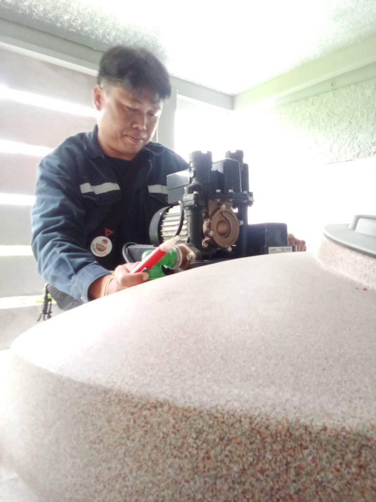 ช่างไฟฟ้าทำการติดตั้งปั๊มน้ำ