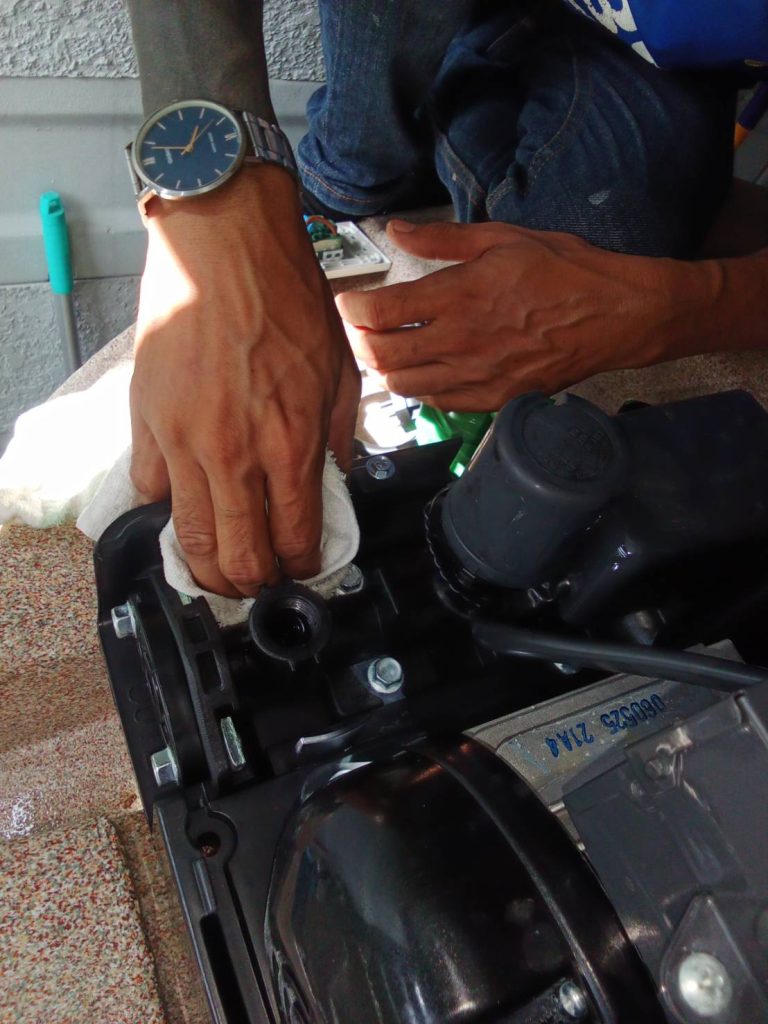 ช่างไฟฟ้าเข้าเช็กปั๊มน้ำ