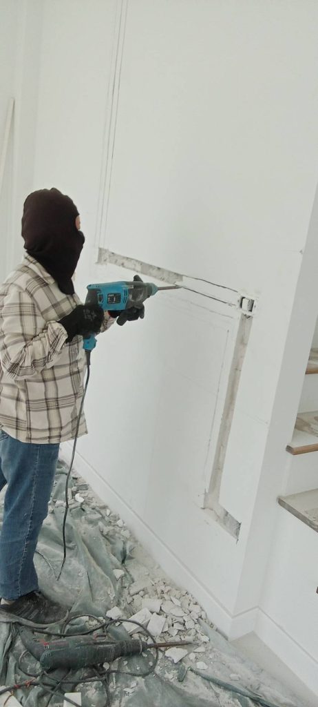 กรีดปูนฝังสายไฟ