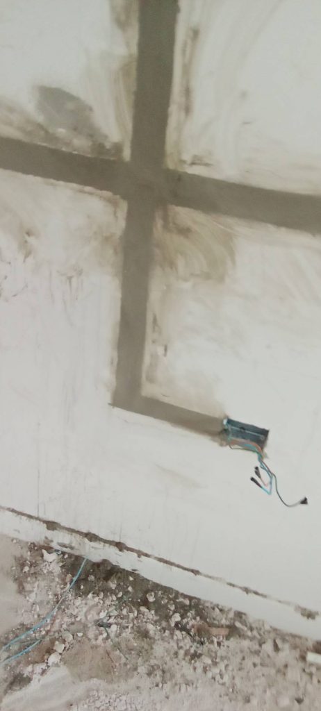 งานกรีดผนังฝังสายไฟ