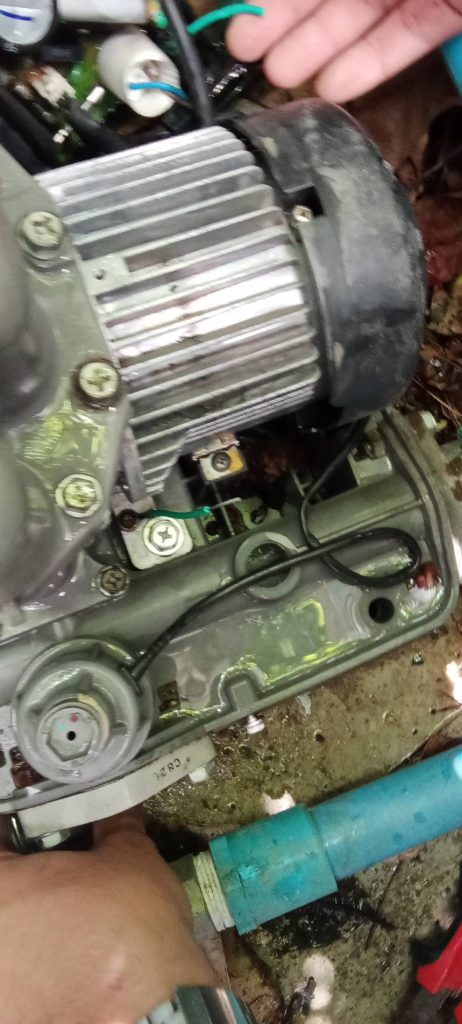 ช่างตรวจเช็กปั๊มน้ำ