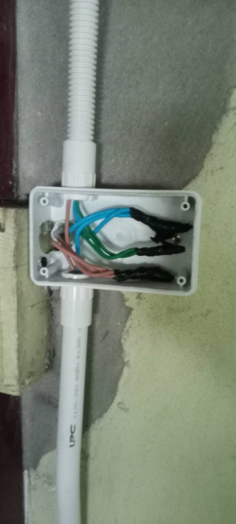 สายไฟในกล่องพักสายไฟ