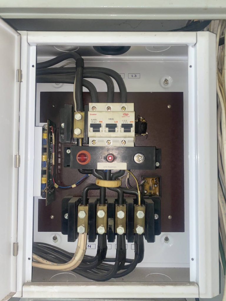เบรกเกอร์ (circuit breaker)