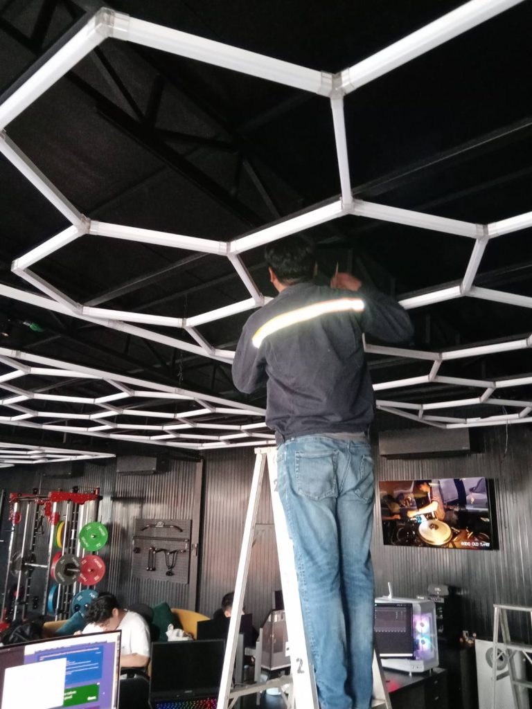 งานติดตั้งหลอดไฟ