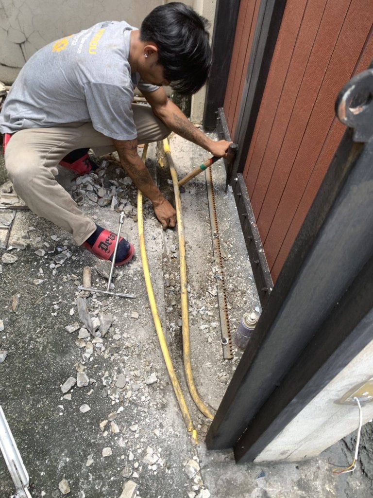 กรีดพื้นฝังท่อสายไฟ