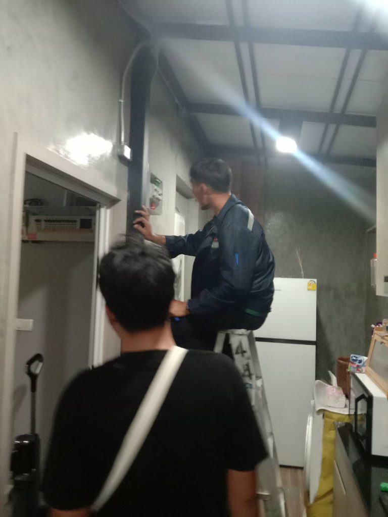 ช่างไฟฟ้าตรวจเช็กหน้างาน