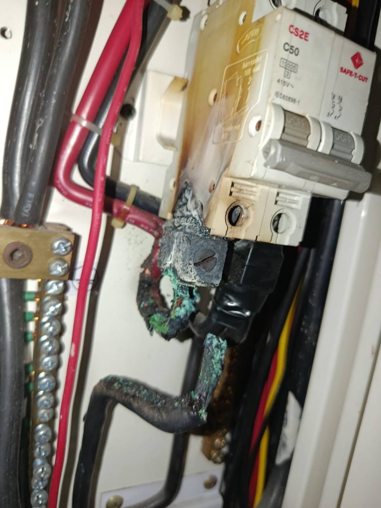 สายไฟช็อตไหม้