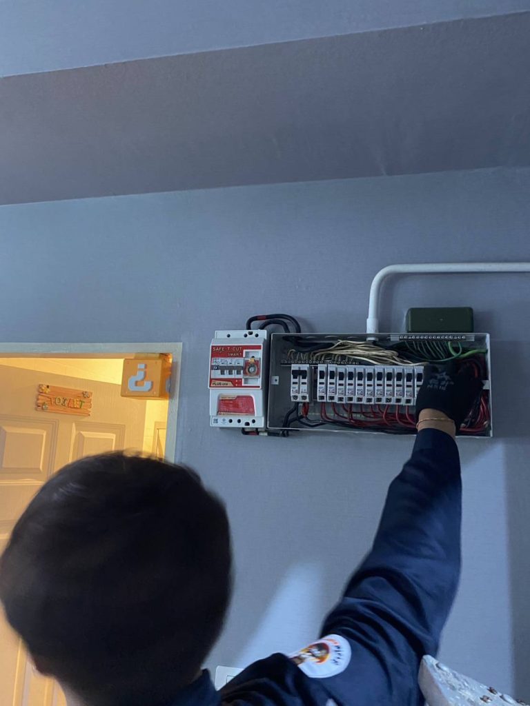 ช่างไฟฟ้าตรวจเช็กตู้คอนซูมเมอร์