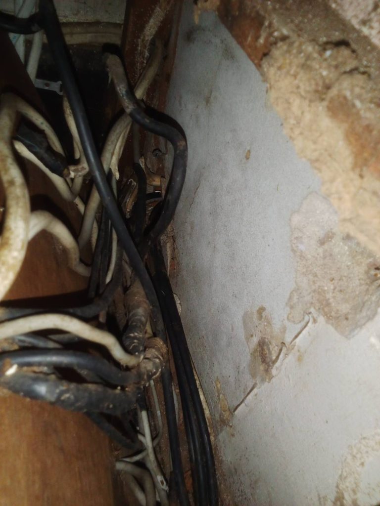 สายไฟเก่าเสี่ยงช็อต