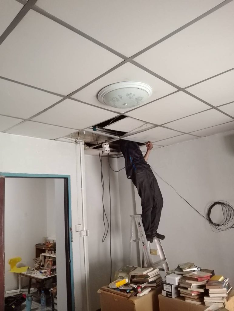 เปิดฝ้าเดินท่อร้อยสาย