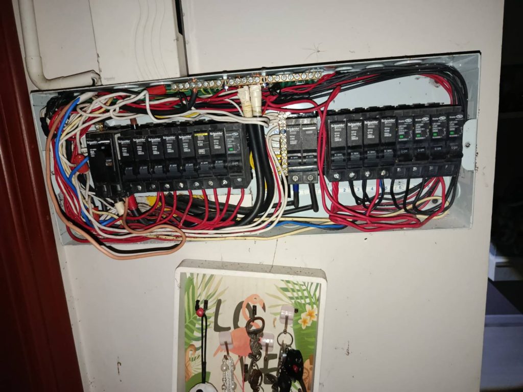 ช่างไฟฟ้าตรวจเช็กตู้คอนซูมเมอร์