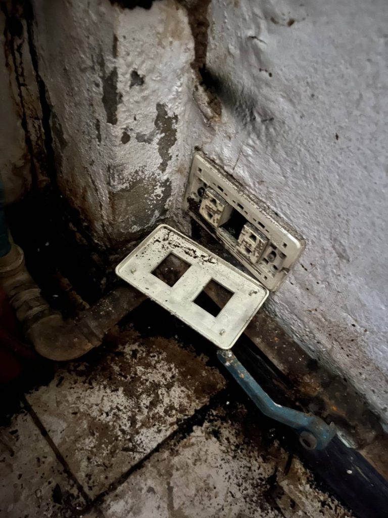 ปลั๊กไฟเก่า