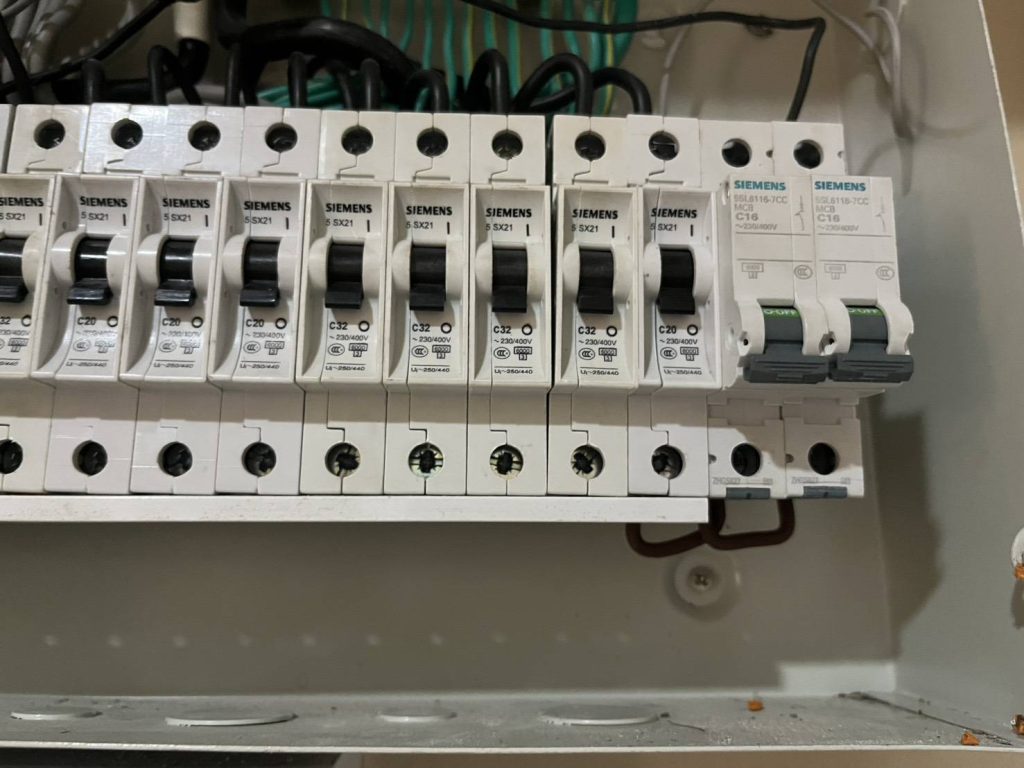 ตู้คอนซูมเมอร์