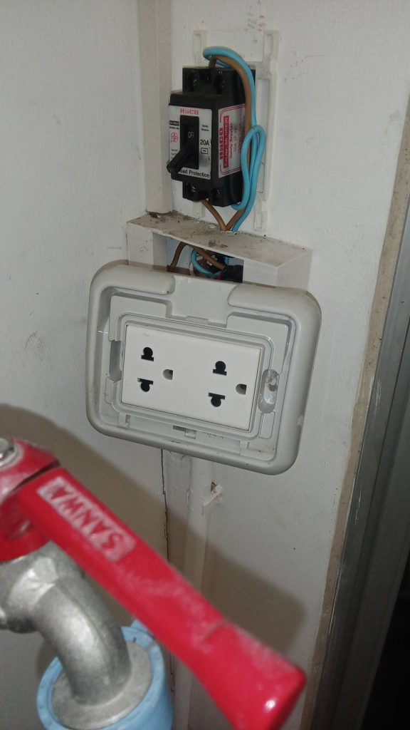 รื้อปลั๊กตรวจเช็กสายไฟ