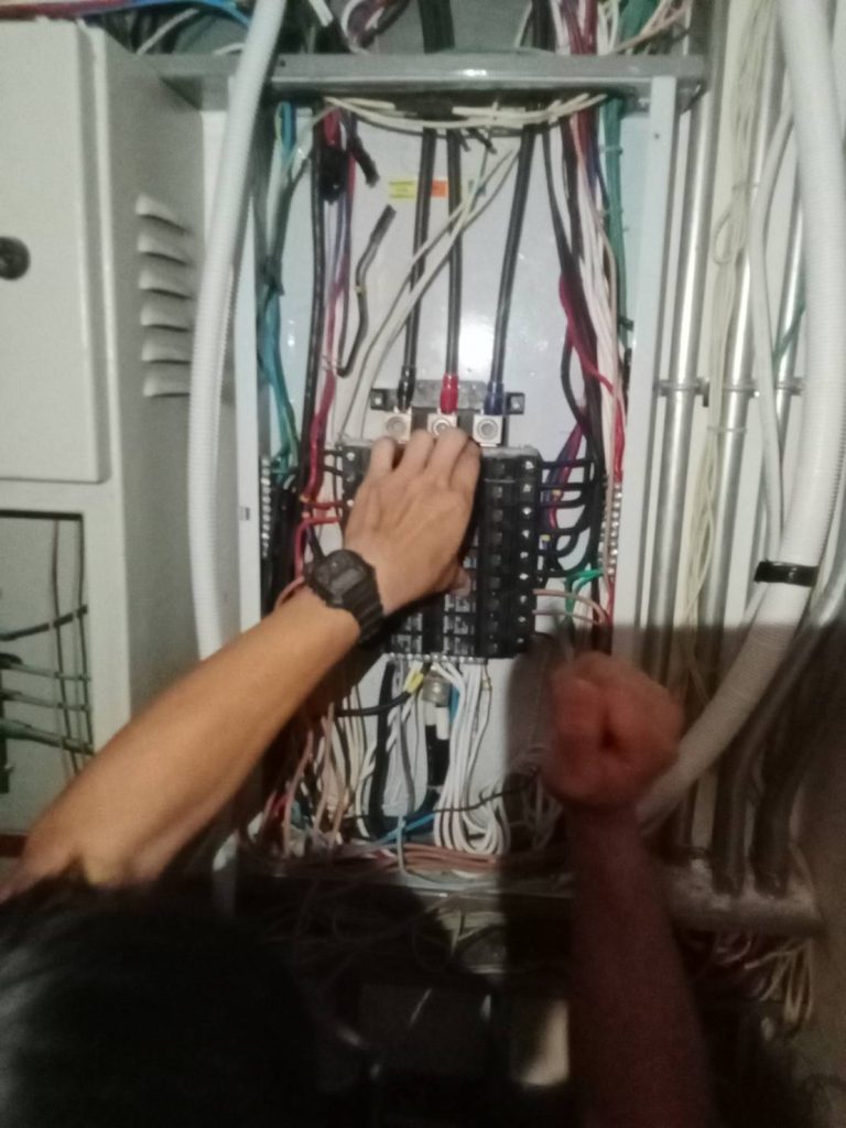 ซ่อมไฟตู้โหลดเซ็นเตอร์