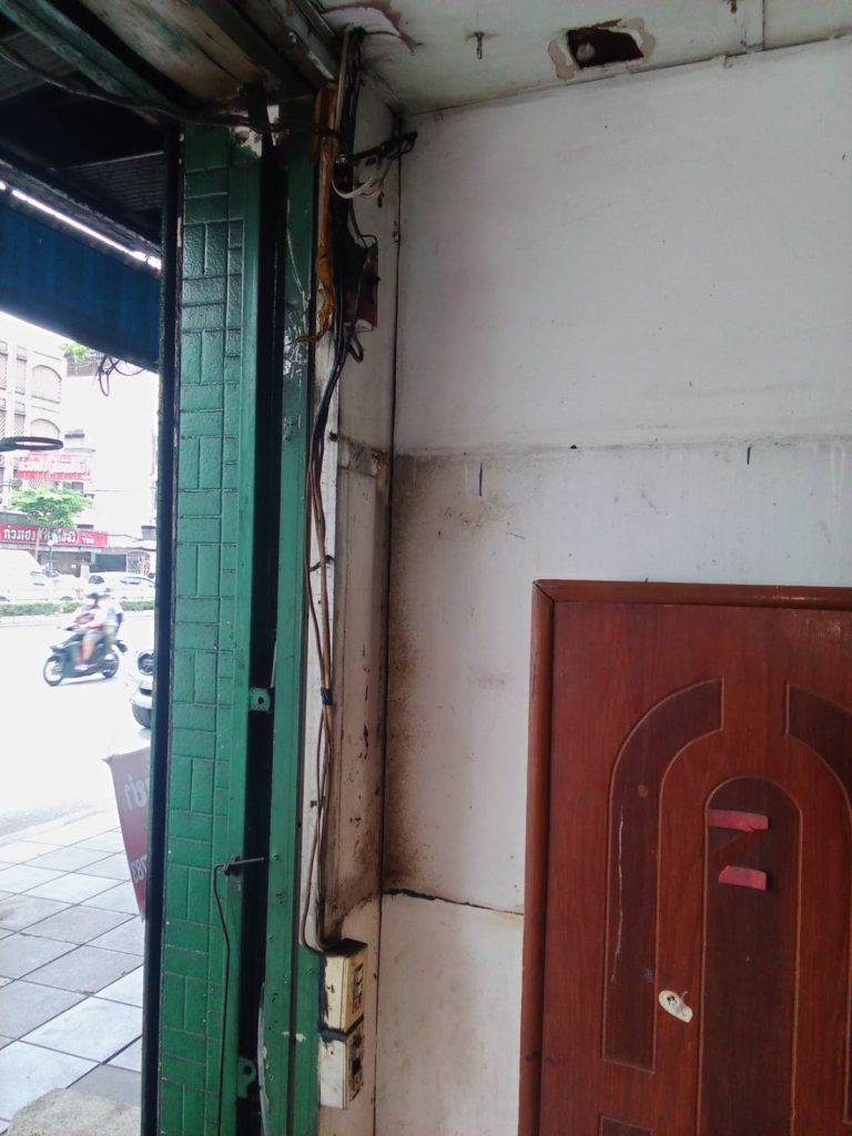 แนวสายไฟที่มีรอยไหม้อย่างหนัก