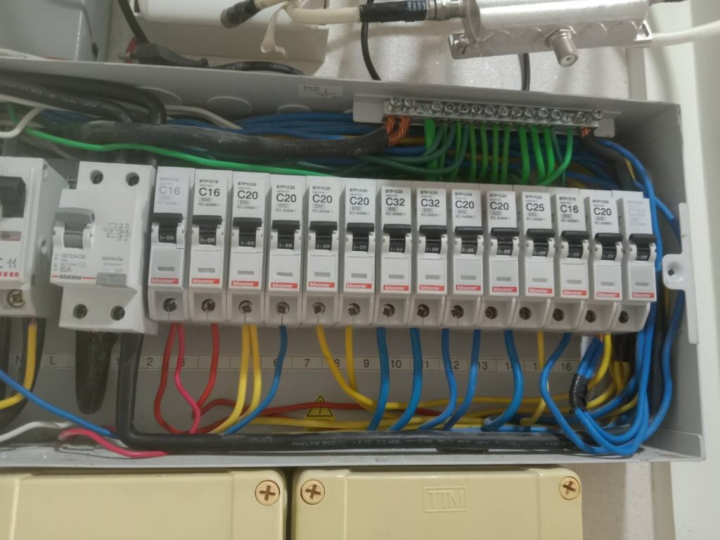 เบรกเกอร์ในตู้คอนซูมเมอร์