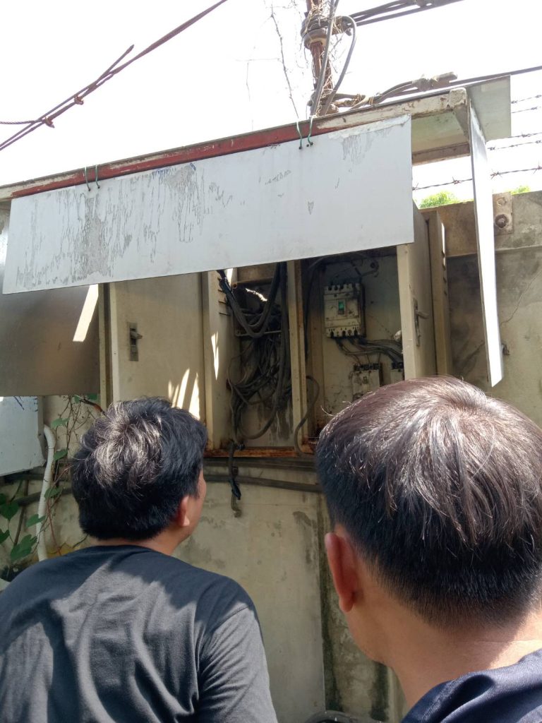 ช่างไฟฟ้าตรวจเช็กตู้ไฟเก่า