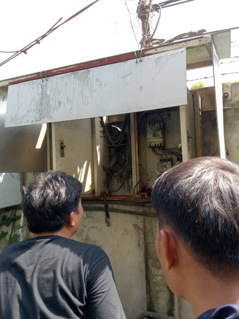 ช่างไฟฟ้าตรวจเช็กตู้ไฟเก่า
