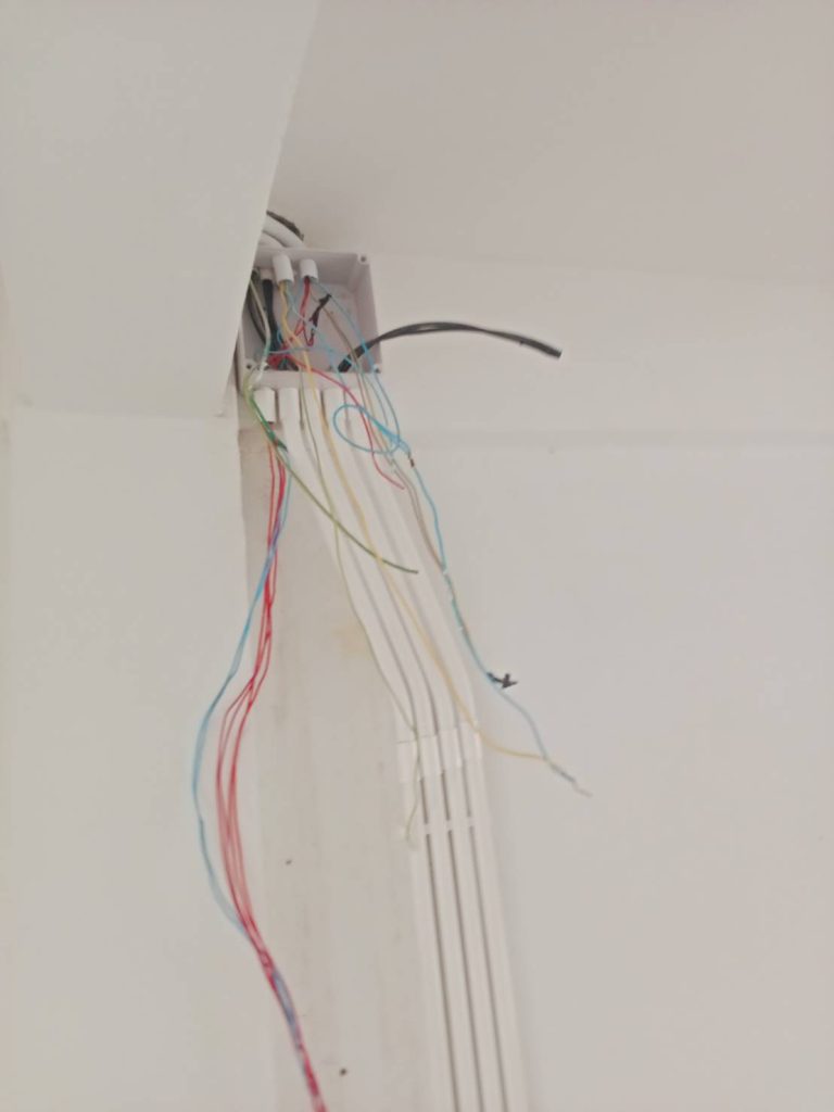 แนวท่อสายไฟและกล่องพักสายไฟ