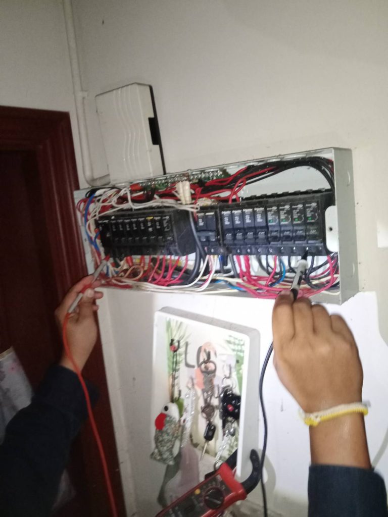 ช่างไฟฟ้าตรวจเช็กตู้คอนซูมเมอร์