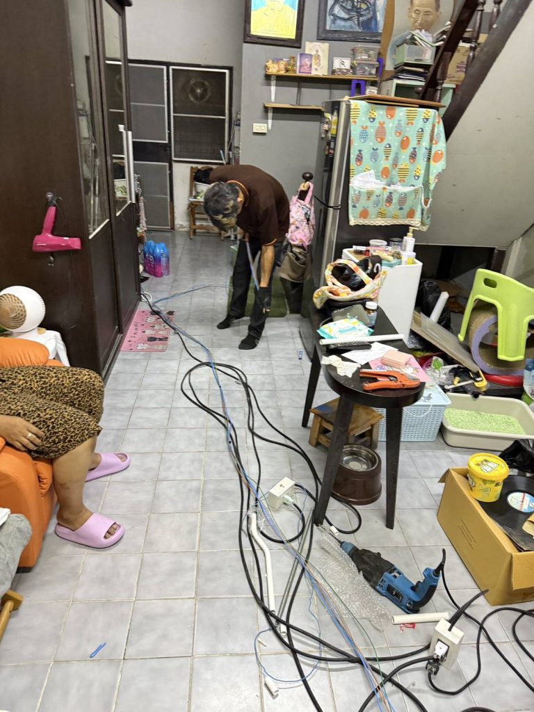 เดินท่อร้อยสายไฟติดตั้งปลั๊ก