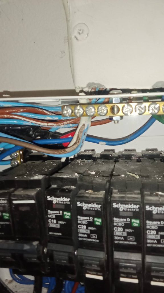 สายไฟชำรุดในตู้คอนซูมเมอร์