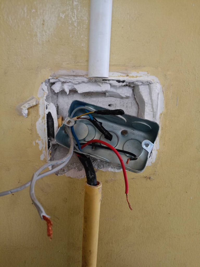 ติดตั้งปลั๊กไฟ