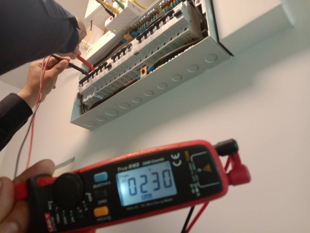 วัดไฟตู้คอนซูมเมอร์