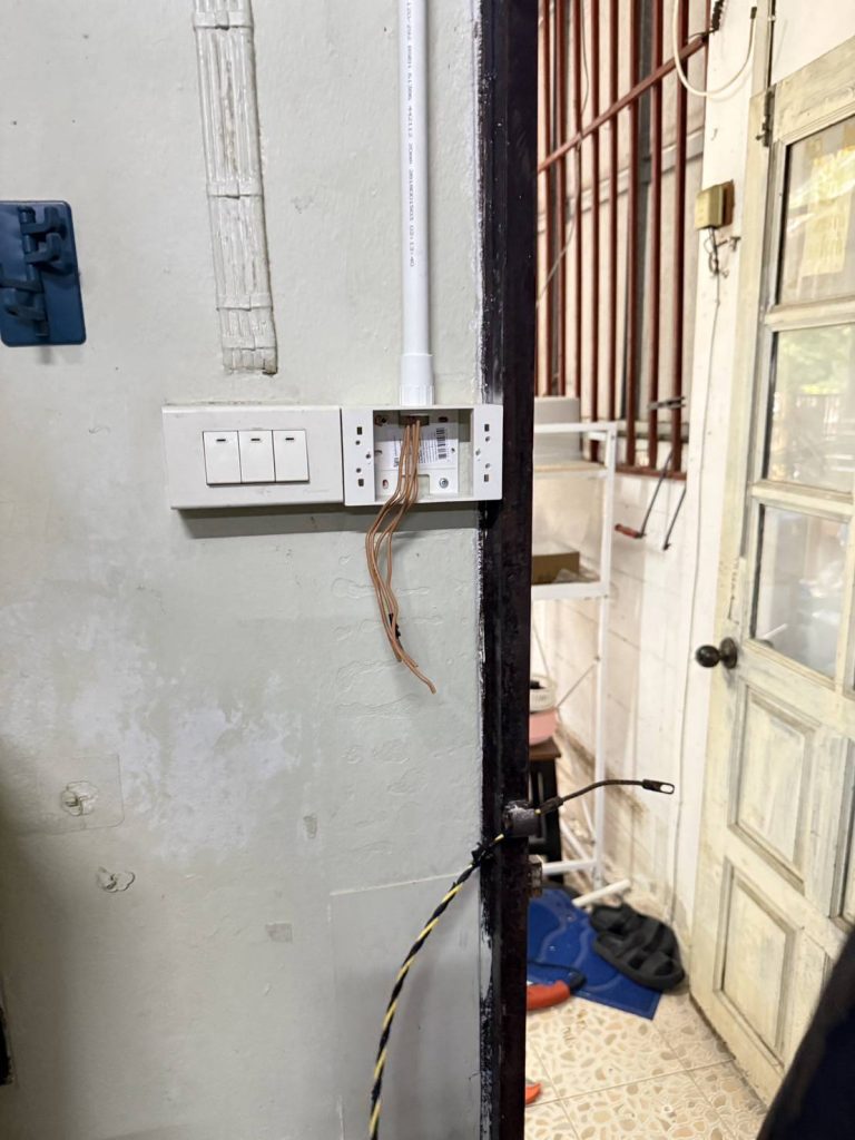 เดินท่อร้อยสายไฟติดตั้งปลั๊ก