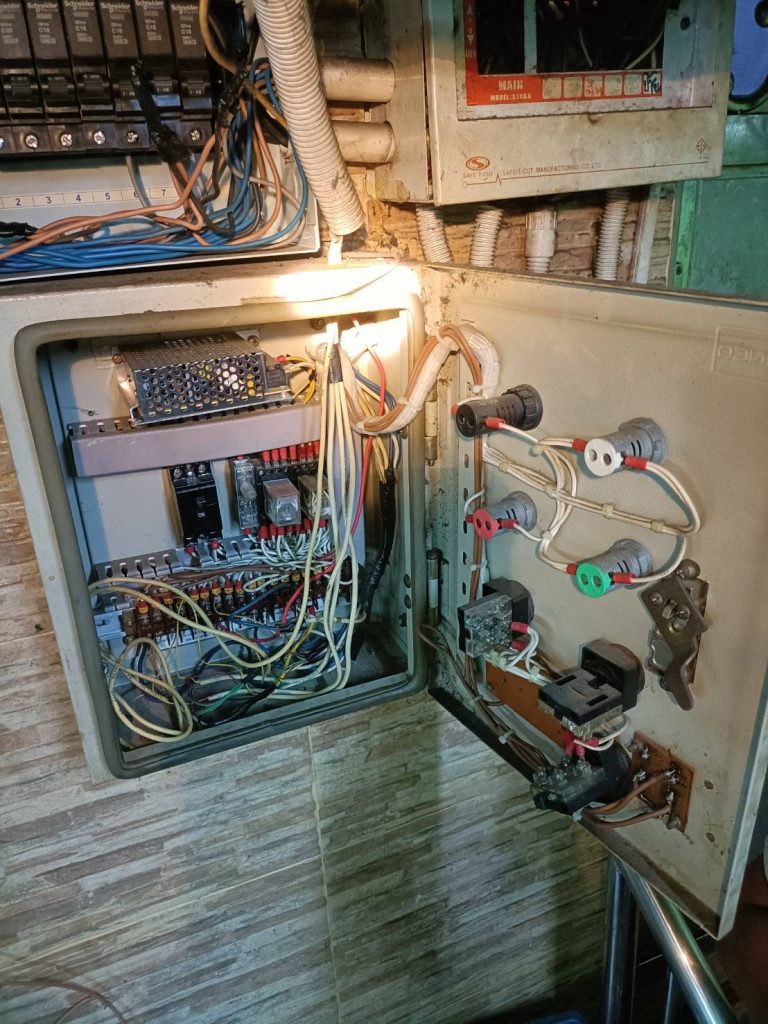 แผงควบคุมไฟฟ้า