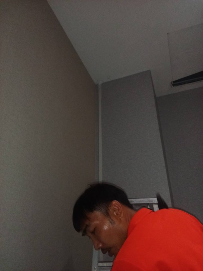 ปีนบันไดติดตั้งรางสายไฟ