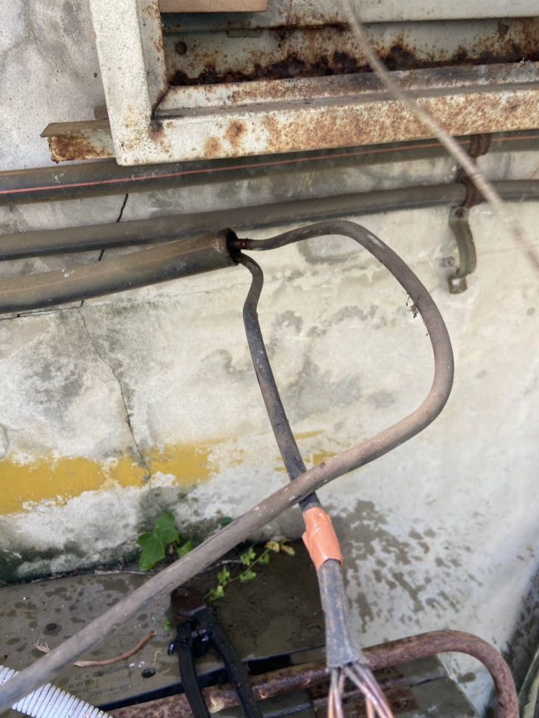 สายไฟในท่อร้อยสายมีรอยไหม้