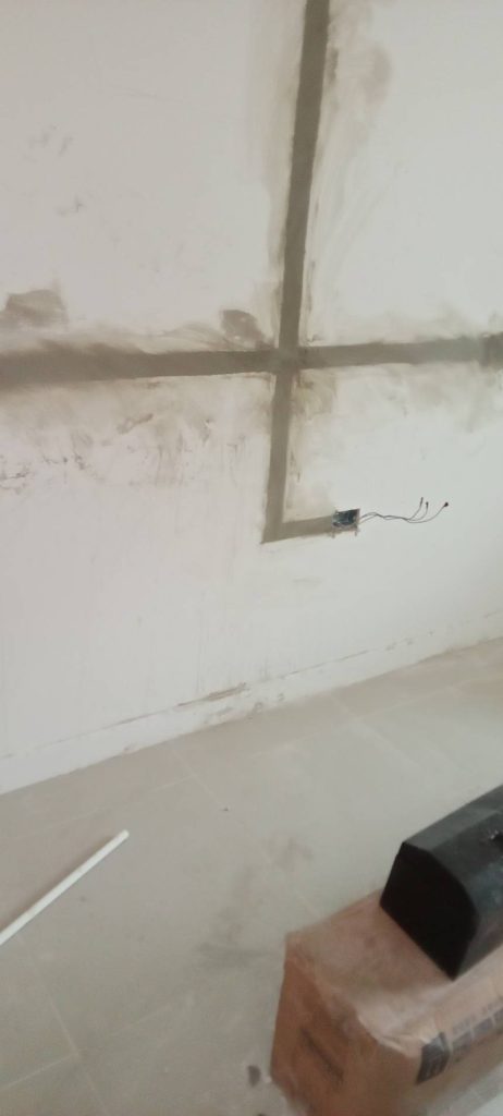 งานกรีดผนังฝังสายไฟ