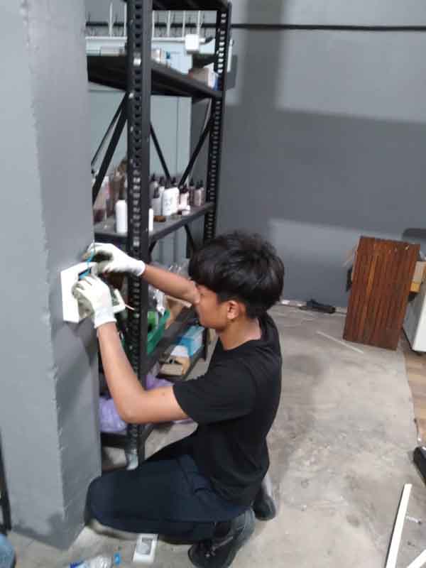 ช่างไฟฝึกหัด