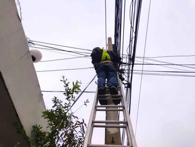 ปีนบันไดพาดสายเมน