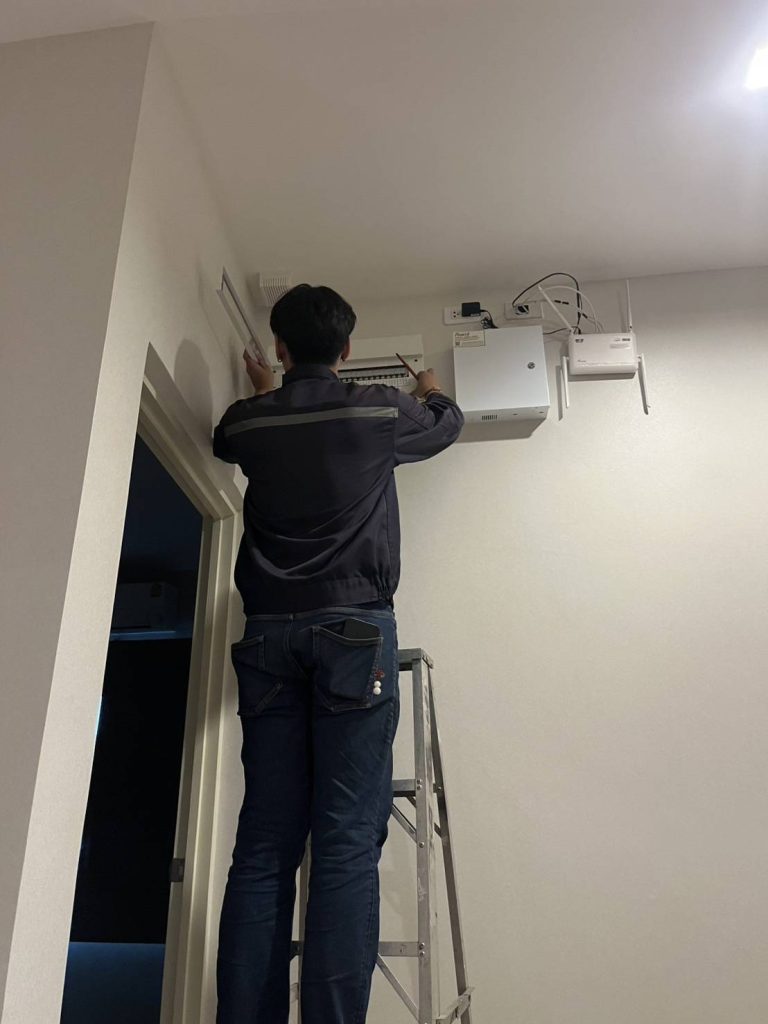 ช่างไฟฟ้าตรวจเช็กระบบไฟฟ้า