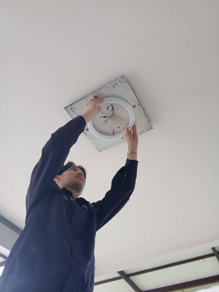 ช่างไฟฟ้าติดตั้งโคมดาวน์ไลท์