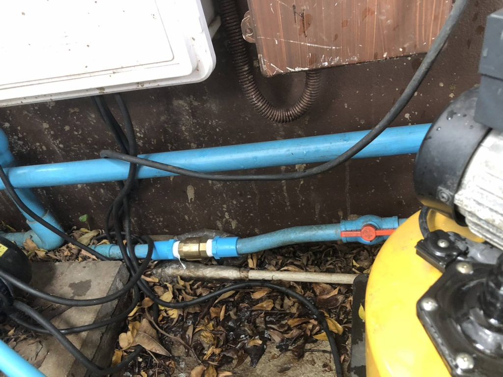 สายไฟปั๊มน้ำที่ไม่ได้จัดเก็บให้เรียบร้อย