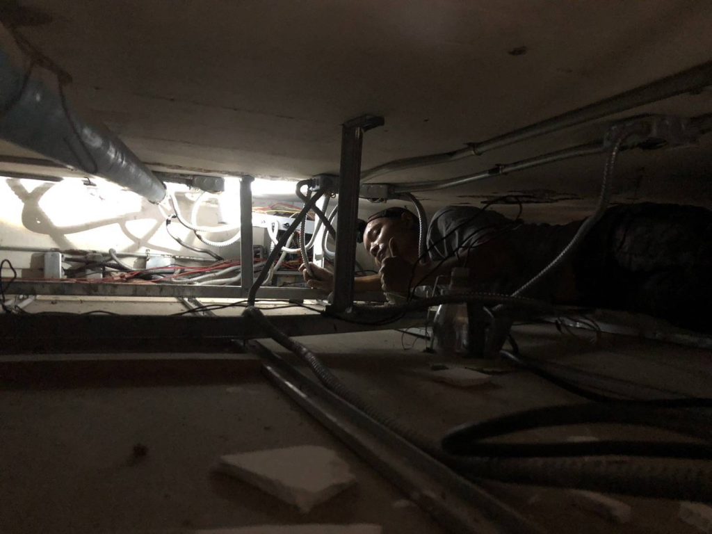 ปีนฝ้านเดินสายไฟ